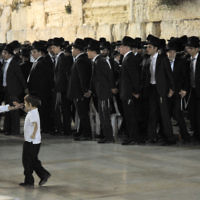 Des Juifs ultra-orthodoxes au mur Occidental en juin 2011. Illustration. (Crédit : Sophie Gordon/Flash90)