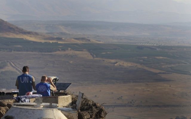 Les forces de maintien de la paix de l'ONU surveillent le côté syrien derrière la frontière, dans le plateau du Golan, en juillet 205. (Crédit : Tsafrir Abayov/Flash90)