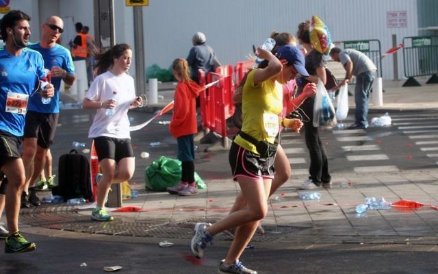 Phot du marathon de Tel Aviv de 2013  (Crédit : Roni Schutzer/Flash90)