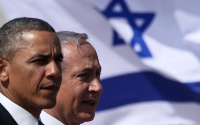 Le président américain Barack Obama et le Premier ministre Benjamin Netanyahu pendant une cérémonie d'accueil à l'aéroport Ben Gurion, le 20 mars 2013. (Crédit : Marc Israel Sellem/Pool/Flash90)