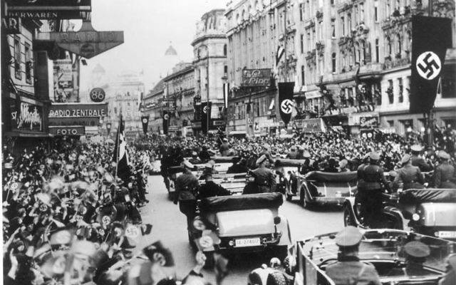 La foule en liesse accueillant Hitler en Autriche en 1938 (Crédit : CC BY-SA German Federal Archives. Wikimedia commons)