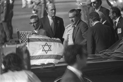 Le président américain Richard Nixon, premier président en poste à visiter l'Etat juif, arrive en Israël, le 17 juin 1974. (Crédit : GPO)