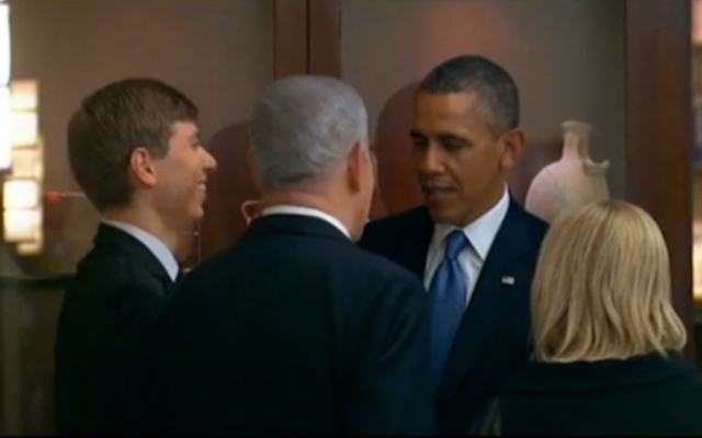 Yair Netanyahu [à gauche], son père le Premier ministre, le président Obama et Sara Netanyahu à la résidence du Premier ministre, en mars 2013. (Capture d'écran : Walla ! News).