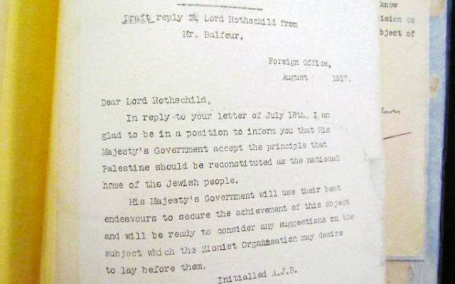 Le texte de la déclaration Balfour, qui soutient l'établissement d'un foyer national juif en Palestine, en 1917. (Crédit : Prime Minister's Office official photo)