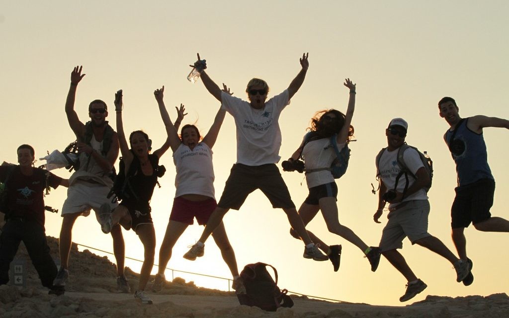Des participants au programme Taglit à Massada, été 2012. (Crédit : Taglit-Birthright/JTA)