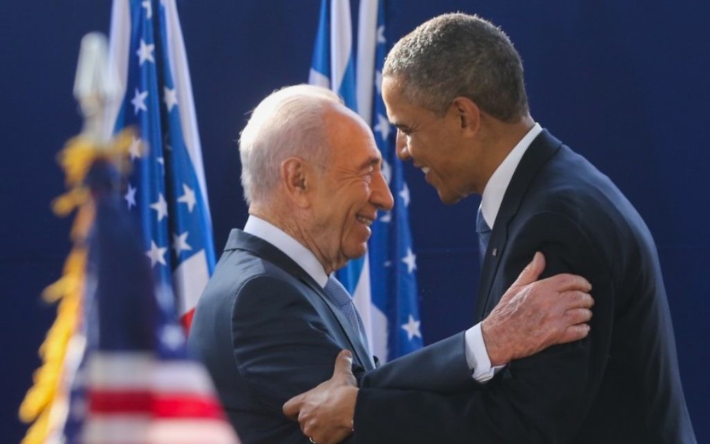 Shimon Peres, alors président, accueille le président américain Barack Obama pour une réception en son honneur à la résidence présidentielle de Jérusalem, le 20 mars 2013. (Crédit : Yossi Zamir/Flash90)
