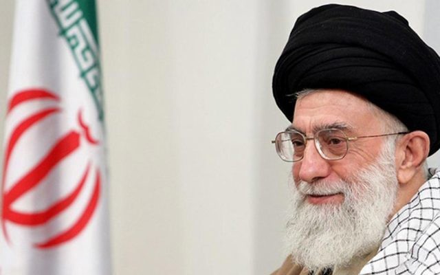 L'ayatollah Ali Khamenei, guide suprême de l'Iran (Crédit : Wiki Commons)