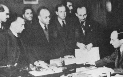 Raoul Wallenberg, à droite, avec des juifs à l'ambassade de Suède à Budapest, date non précisée. (Crédit : autorisation de Yad Vashem)