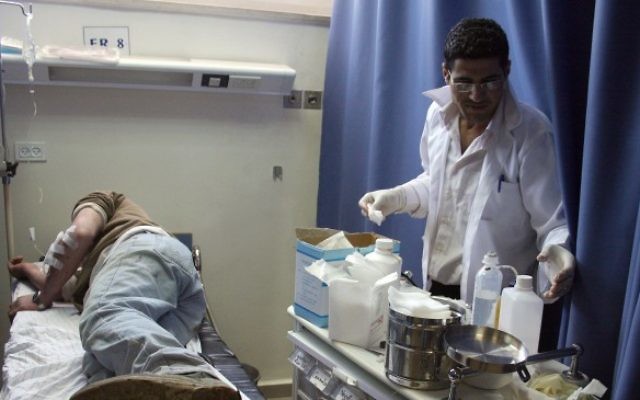 Un Palestinien soigné à l'hôpital de Ramallah, le 17 mars 2011. Illustration. (Crédit : Issam Rimawi/Flash90)