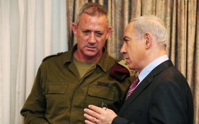 Le chef d'état-major général, le lieutenant-général Benny Gantz, (à gauche) et le Premier ministre Benjamin Netanyahu avant une réunion du cabinet en novembre 2012 (crédit photo : Kobi Gideon/GPO/Flash 90).