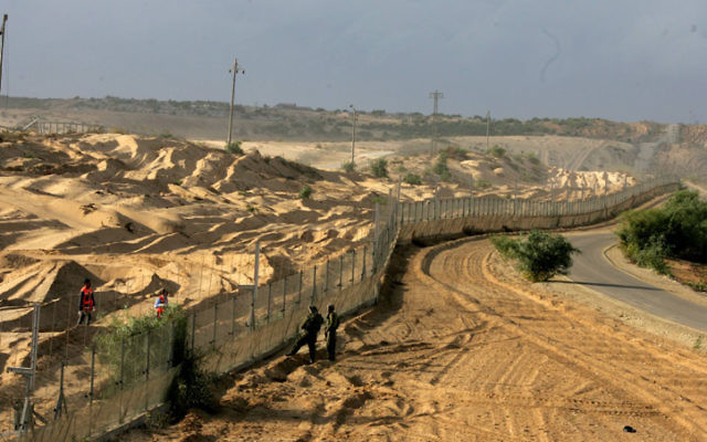 La frontière avec Gaza à Netiv Haasarah (Crédit : Edi Israel/ Flash 90)