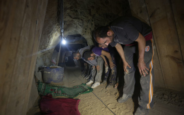 Des Palestiniens prient dans un tunnel de contrebande à Rafah, à la frontière entre l'Egypte et Gaza, en avril 2013. Illustration. (Crédit : Wissam Nassar/Flash90)