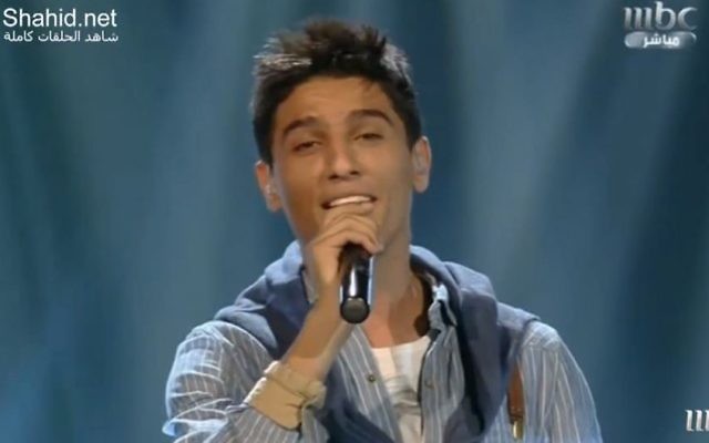 Mohammed Assaf dans Arab Idol (Crédit : capture d'écran YouTube/Arab Idol)