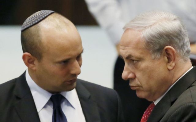Le Premier ministre Benjamin Netanyahu (à droite) avec Naftali Bennett, président du parti HaByit HaYehudi, à la Knesset, le 22 avril 2013. (Crédit : Miriam Alster/Flash90)