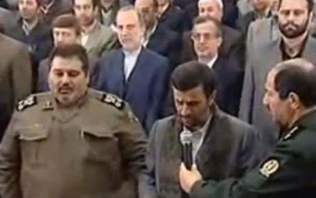 Hassan Firouzabadi, à gauche, avec Mahmoud Ahmadinejad en 2011. (Crédit : Capture d'écran Youtube)