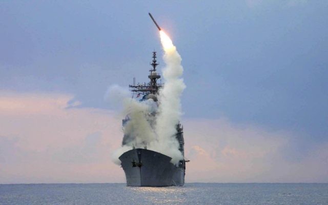 Illustration : Un missile Tomahawk tiré par un destroyer américain. (Crédit : Wikimedia Commons)