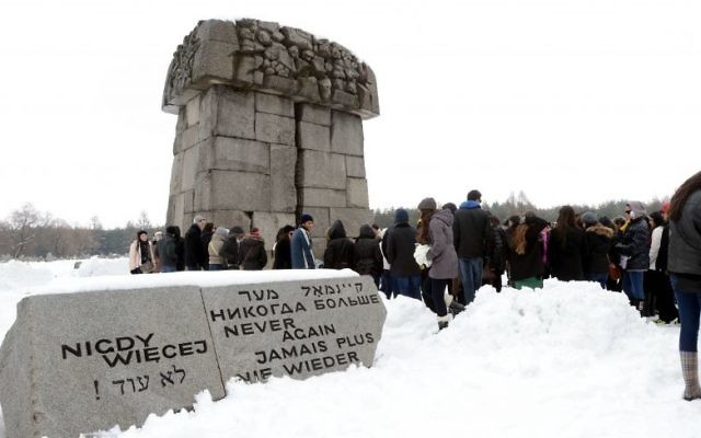 Le camp d'extermination de Treblinka avec l'expression "Plus jamais ça" en différentes langues (Crédit : Yossi Zeliger/Flash90)