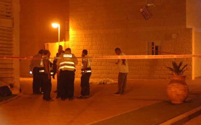 Photo illustrative de la police de Beer Sheva sur une scène de crime nocturne (Crédit photo: Dudu Greenspan / Flash90)