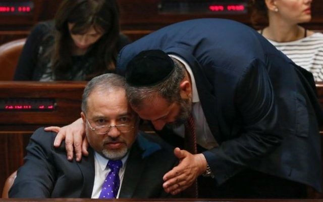 Aryeh Deri (à droite) et Avigdor Liberman pendant une session plénière de la Knesset, le 29 juillet 2013. (Crédit : Miriam Alster/Flash90)
