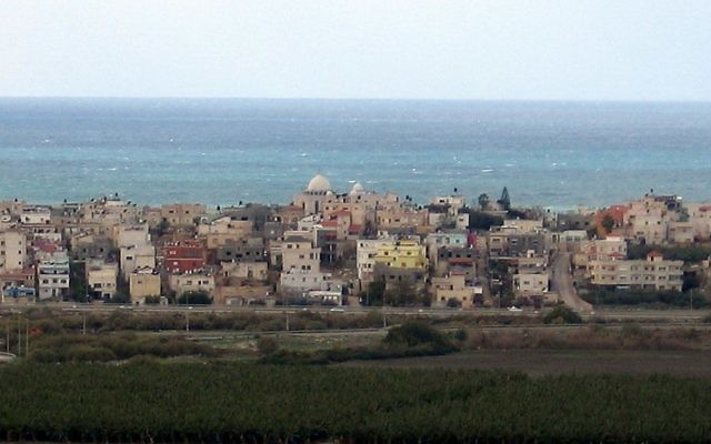 Le village arabe de Jisr az-Zarka dans le nord d'Israël. (Crédit : Golf Bravo/Wikimedia)
