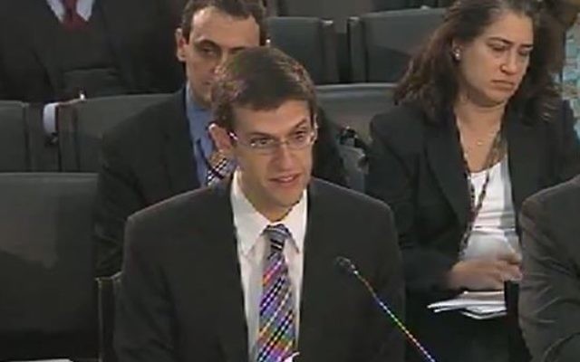Le directeur de la division du contrôle des avoirs étrangers au ministère américan des Finances Adam Szubin (Capture d'écran: Youtube)