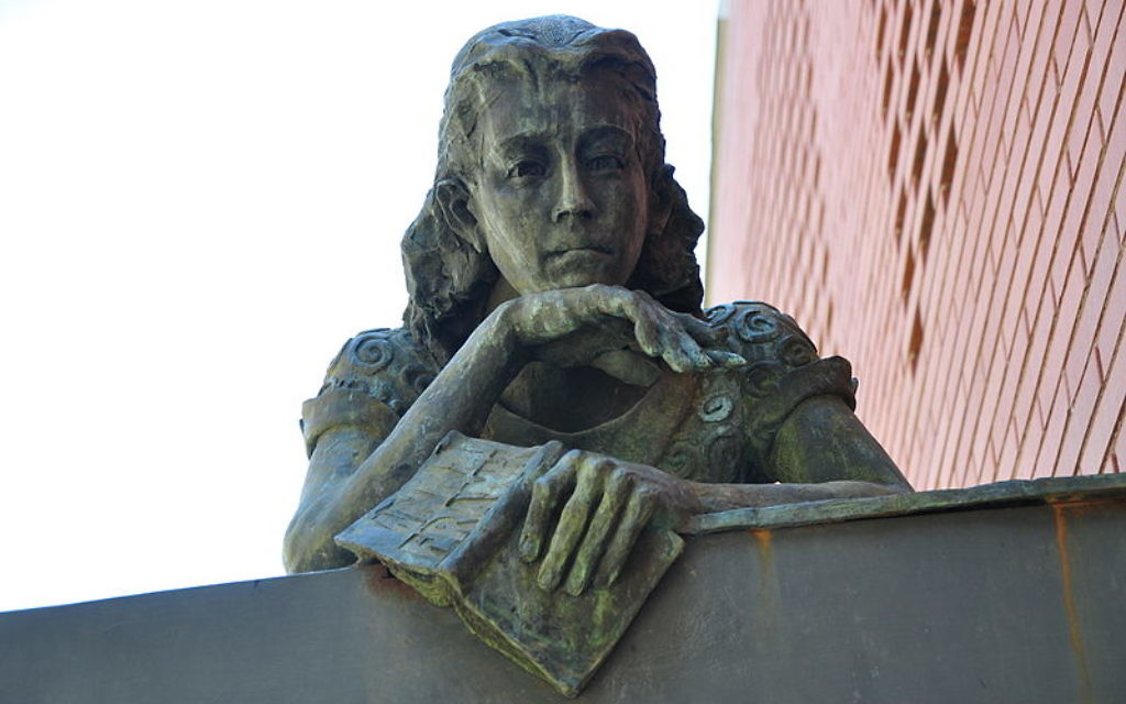 Une statue commémorative d'Anne Frank, Barcelone (Crédit : Wikimedia Commons/CC BY Vcarceler)