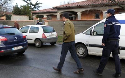 Des gendarmes le 28 janvier 2014 à Pinsaguel près de Toulouse devant le domicile familial de l'un des deux adolescents partis en Syrie 
(Crédit: AFP/Eric Cabanis)