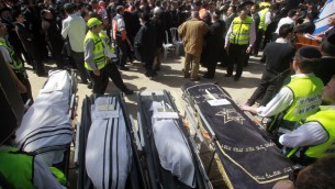 Cercueils des victimes de l'école juive Ozer Hatorah, lors de l'enterrement à Jérusalem (Crédit : Uri Lenz/Flash 90)