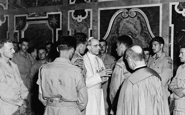 Des membres du 22e Régiment Royal, participant à la libération de l'Italie, en audience avec le pape Pie XII - 4 juillet 1944. (Crédit : Domaine public du Canada/Wikimedia Commons)