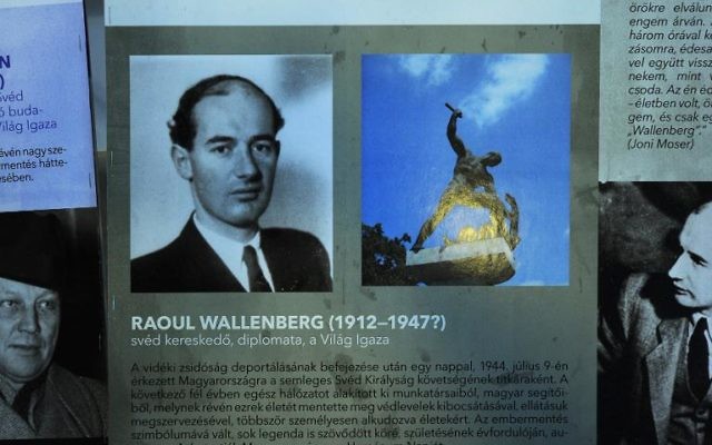 Des photos du diplomate suédois Raoul Wallenberg qui sauva des milliers de Juifs hongrois, le 3 août 2012 au Mémorial de l'Holocauste à Budapest (Crédit : AFP/Archives Attila Kisbenedek)