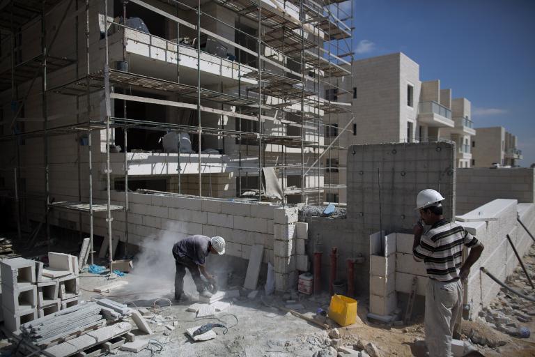 Des ouvriers palestiniens sur un chantier du quartier Gilo, à Jérusalem Est, le12 août 2013. Illustration. (Crédit : Menahem Kahana/AFP)