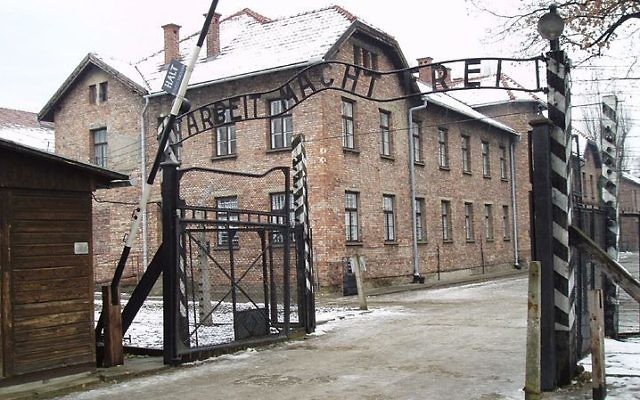Entrée principale du camp d'extermination d'Auschwitz-Birkenau. (Crédit : Tulio Bertorini/CC-BY)