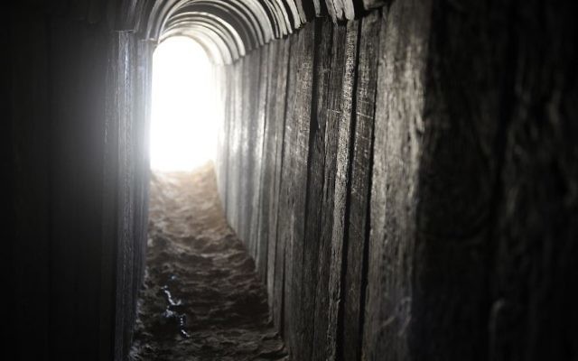 Un tunnel creusé par des Palestiniens sous la frontière entre la bande de Gaza et Israël. Découvert par l'armée israélienne le 13 octobre 2013 (Crédit : David Buimovitch/Flash90)