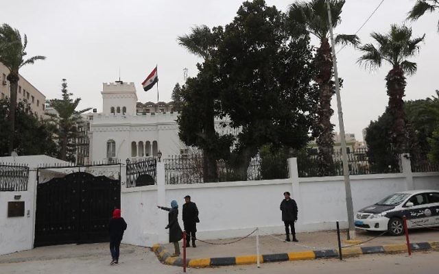 L'ambassade d'Egypte à Tripoli, le 25 janvier 2014 (Crédit : AFP/Mahmud)
