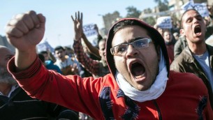 Manifestants égyptiens au Caire, le 25 janvier 2014. (Crédit : Mahmoud Khaled/AFP)