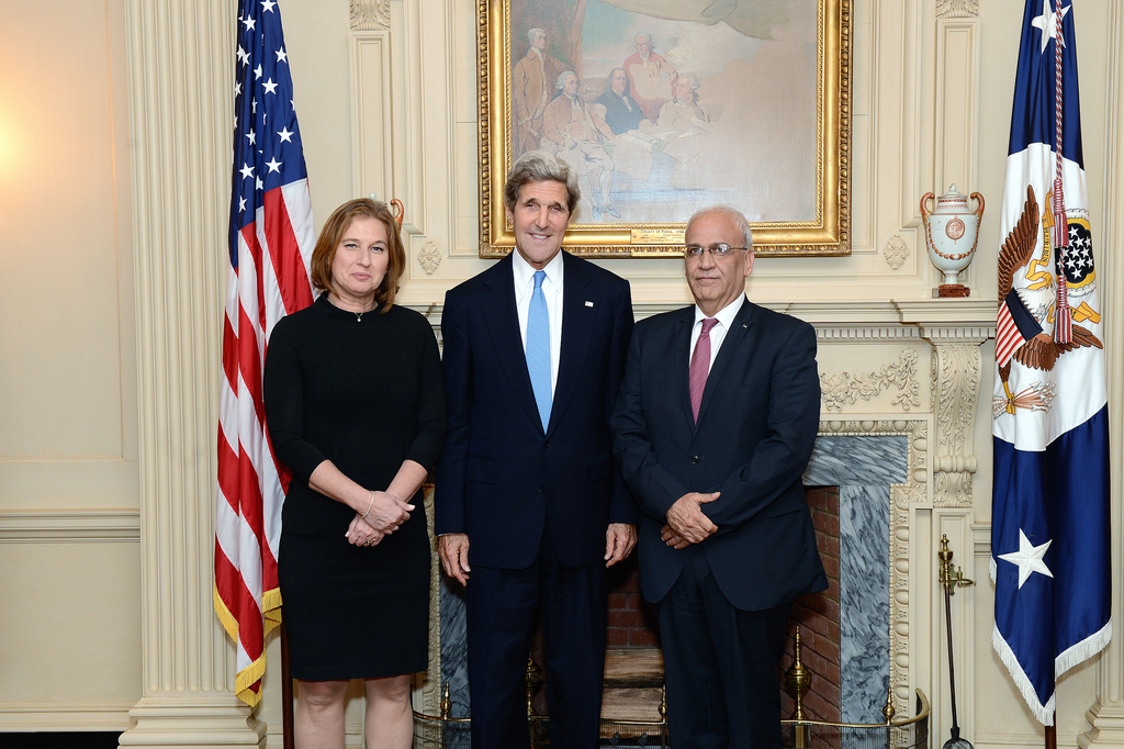 John Kerry, secrétaire d'Etat américain (au centre), la négociatrice israélienne Tzipi Livni (à gauche) et le négociateur palestinien Saeb Erekat, à Washington, en juillet 2013. (Crédit : département d'Etat)