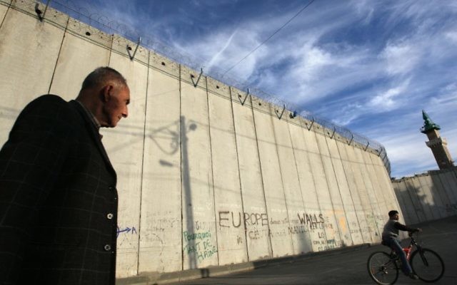 La barrière de sécurité à Abu Dis, Jérusalem-Est (Crédit photo: Kobi Gideon/Flash90)