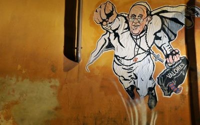 Un graffiti peint sur un mur de Rome montrant le pape François en Superman a été twitté mardi par un compte Twitter du "ministère" des Communications sociales du Vatican. 
(Crédit : AFP/Tizinana Fabi)