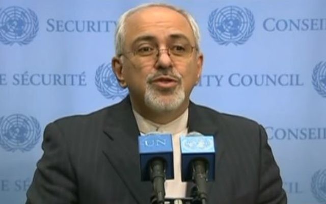 Le chef de la diplomatie iranienne Mohammed Javad Zarif aux Nations Unies, le 26 septembre 2013. (Crédit : capture d'écan Youtube/Youtube News)