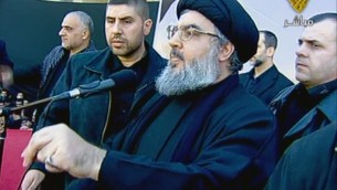 Le chef du Hezbollah, le cheikh Hassan Nasrallah s'adressant à la foule à Beyrouth au Liban, décembre 2011 (Crédit : AFP Photo/al-Manar TV)