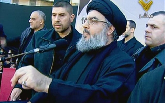 Le chef du Hezbollah, le cheikh Hassan Nasrallah s'adressant à la foule à Beyrouth au Liban, décembre 2011 (Crédit : AFP Photo/al-Manar TV)
