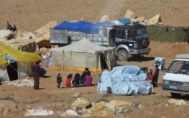 Des familles syriennes au camp de réfugiés d'Arsal dans la vallée de la Bekaa, au Liban, le 18 février 2014. (Crédit : AFP)