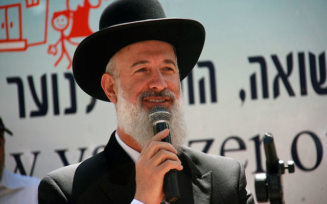 L'ancien Grand rabbin Yona Metzger (Crédit : CC BY Itzik Edri/Wikimedia Commons)