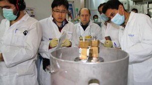 Des inspecteurs de l'AIEA et des techniciens iraniens à la centrale nucléaire de Natanz, le 20 janvier 2014  (Crédit : Irna/AFP/Archives Kazem Ghane)