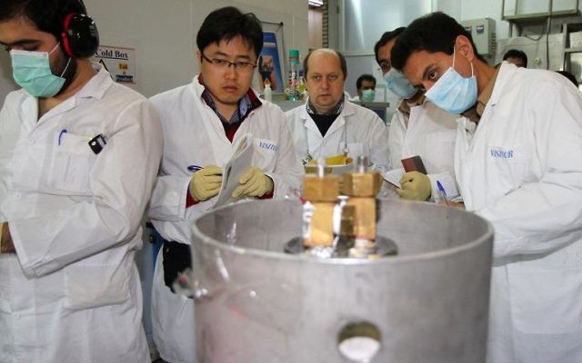 Des inspecteurs de l'AIEA et des techniciens iraniens à la centrale nucléaire de Natanz, le 20 janvier 2014. 
(Crédit : Irna/AFP/Archives Kazem Ghane)