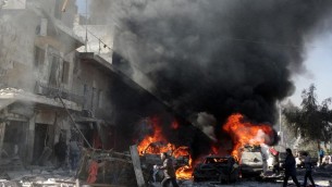 Des voitures en flammes après un bombardement sur la ville d'Alep, le 1er février 2014  (Crédit : AFP/Mohammed Al-Khatieb)