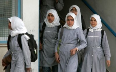 Des écolières palestiniennes d'une école de l'UNRWA dans la bande de Gaza. Illustration. (Crédit : Abed Rahim Khatib/Flash90)