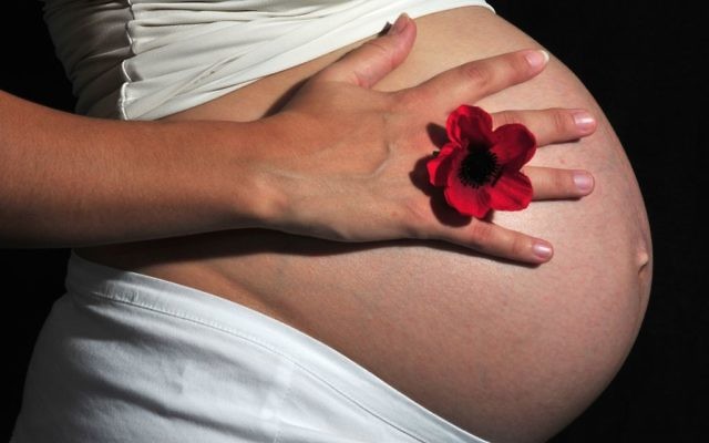 Photo illustrant une femme enceinte (Crédit : Shay Levy/Flash90)