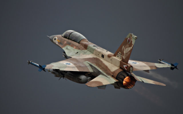 Un F-16 israélien se prépare au décollage, en juin 2010 (Crédit : Ofer Zidon/Flash90)