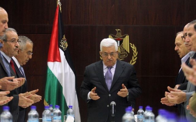 Mahmoud Abbas prie avec les membres du Comité exécutif de l'OLP à Ramallah, le  28 mai 2013 (Crédit: Isaam Rimawi/Flash90)